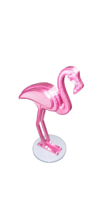 Flamant rose en plastique sur une base blanche.